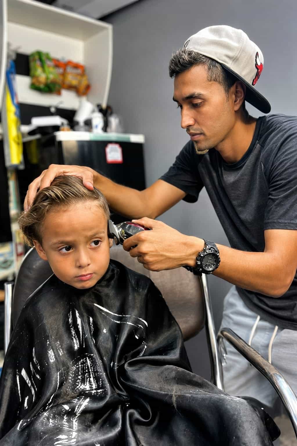 Cortaria Raiz cortando cabelo de criança