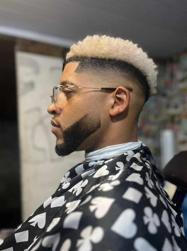 Resultado de um corte de cabelo e barba finalizado, com pigmentação