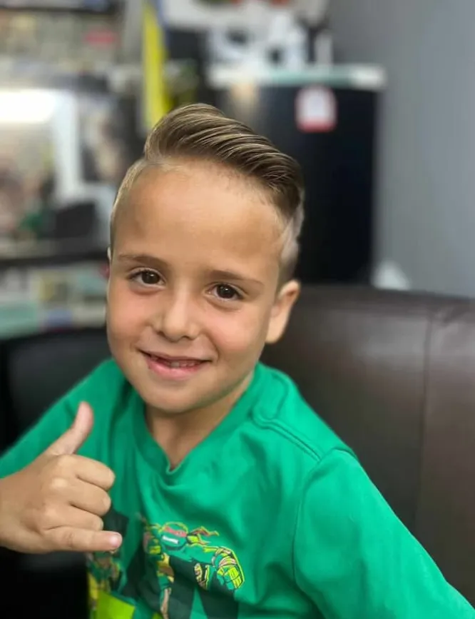 Criança com o cabelo cortado